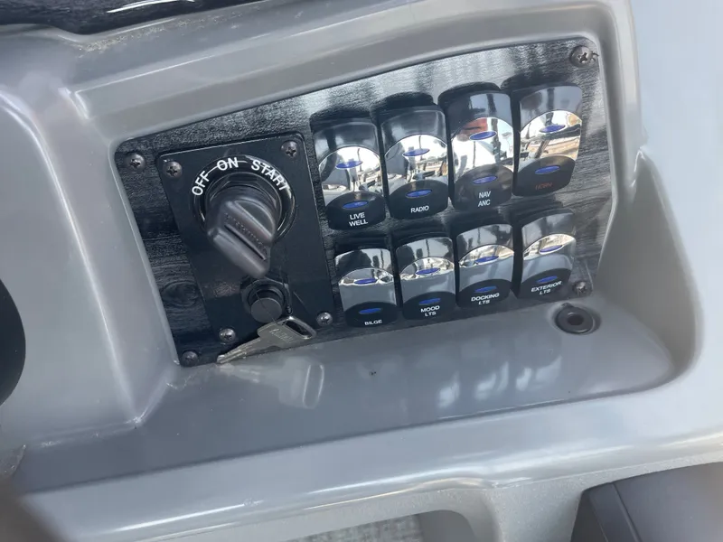 Slide: The Image of Avalon Venture 85 Quad Fish - 23' 2025 - 22