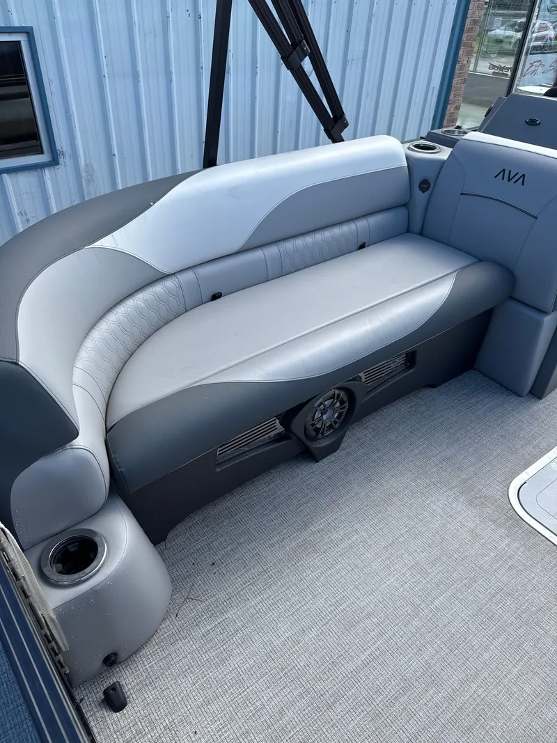 Slide: The Image of Avalon Venture 85 Versatile Rear Bench - 23' 2025 - 11