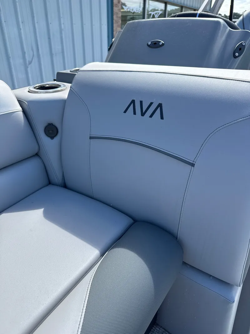 Slide: The Image of Avalon Venture 85 Versatile Rear Bench - 23' 2025 - 13