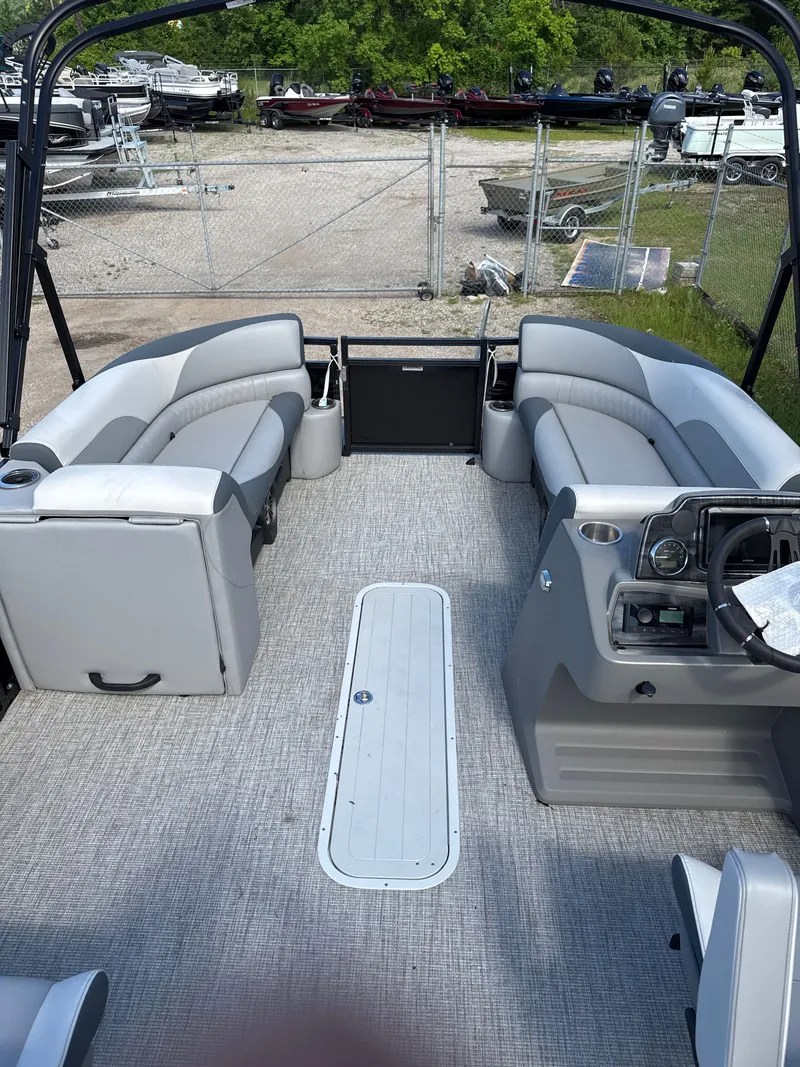 Slide: The Image of Avalon Venture 85 Versatile Rear Bench - 23' 2025 - 14