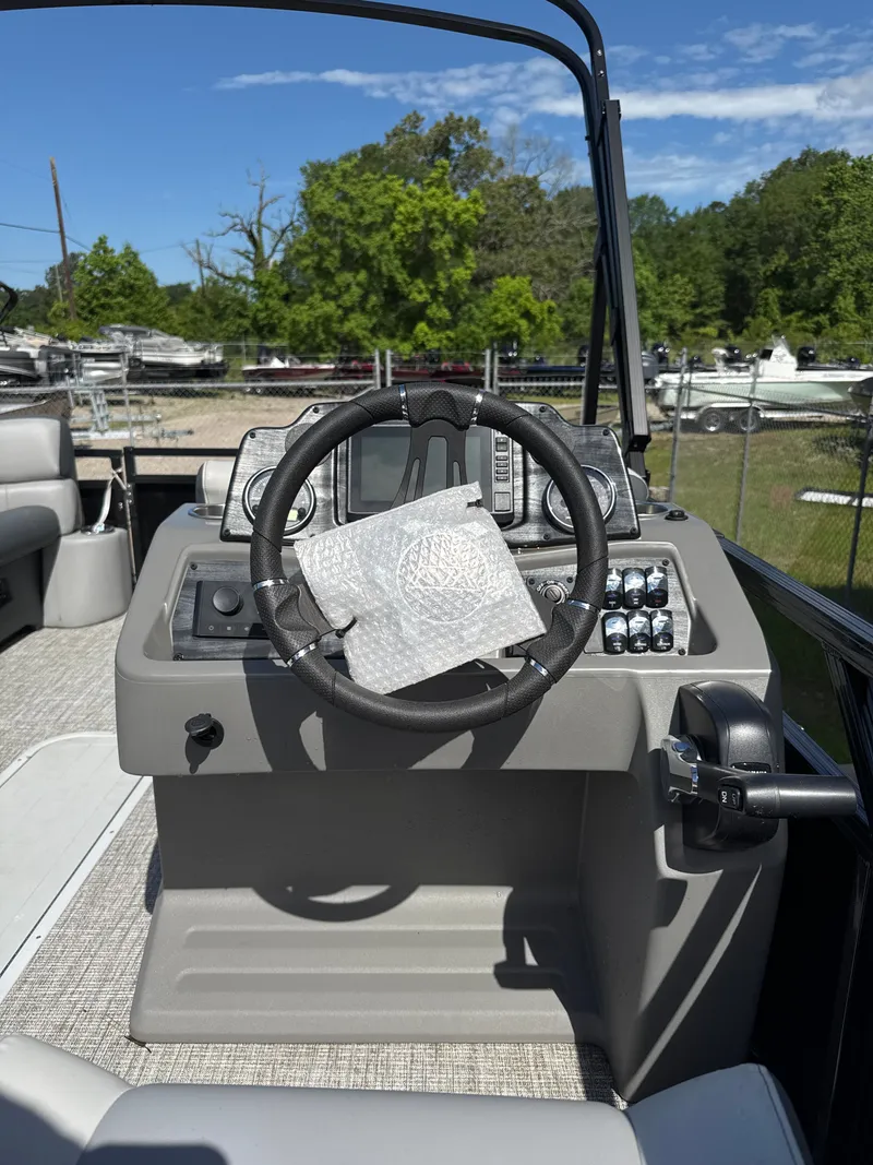 Slide: The Image of Avalon Venture 85 Versatile Rear Bench - 23' 2025 - 17