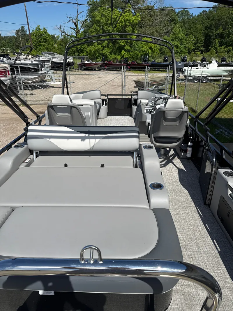 Slide: The Image of Avalon Venture 85 Versatile Rear Bench - 23' 2025 - 25
