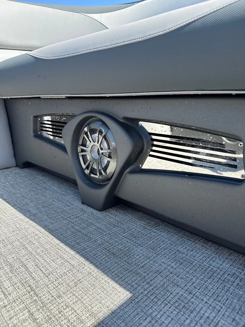 Slide: The Image of Avalon Venture 85 Versatile Rear Bench - 23' 2025 - 27