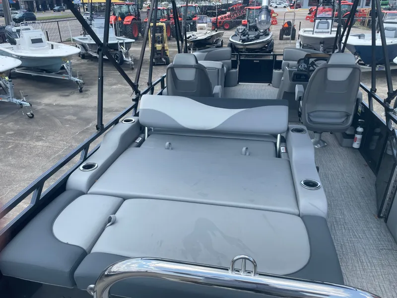 Slide: The Image of Avalon Venture 85 Versatile Rear Bench - 23' 2025 - 23