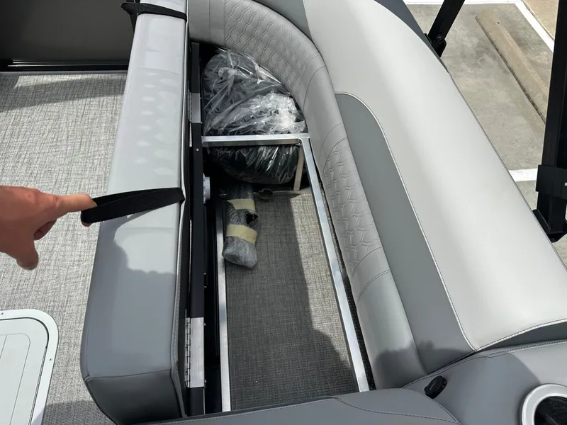 Slide: The Image of Avalon Venture 85 Versatile Rear Bench - 23' 2025 - 12