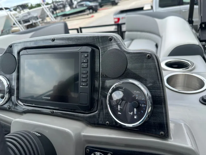 Slide: The Image of Avalon Venture 85 Versatile Rear Bench - 23' 2025 - 18