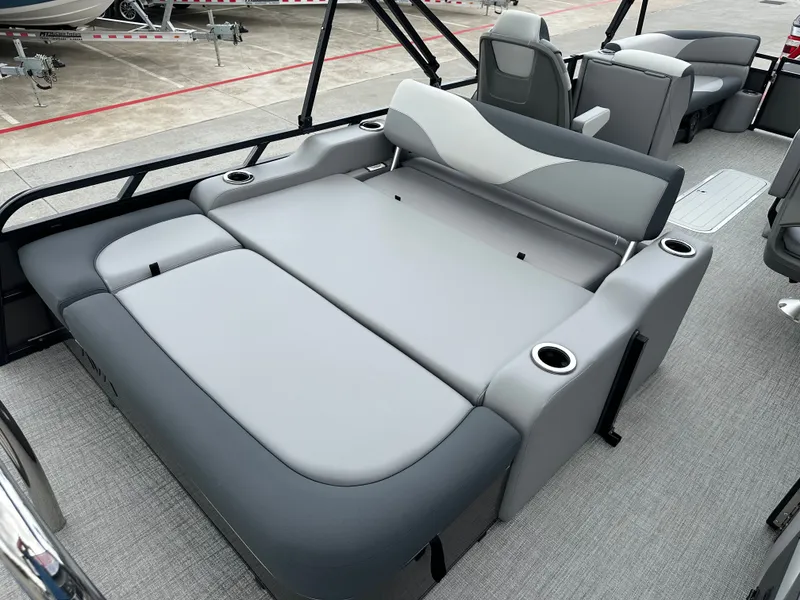 Slide: The Image of Avalon Venture 85 Versatile Rear Bench - 23' 2025 - 28