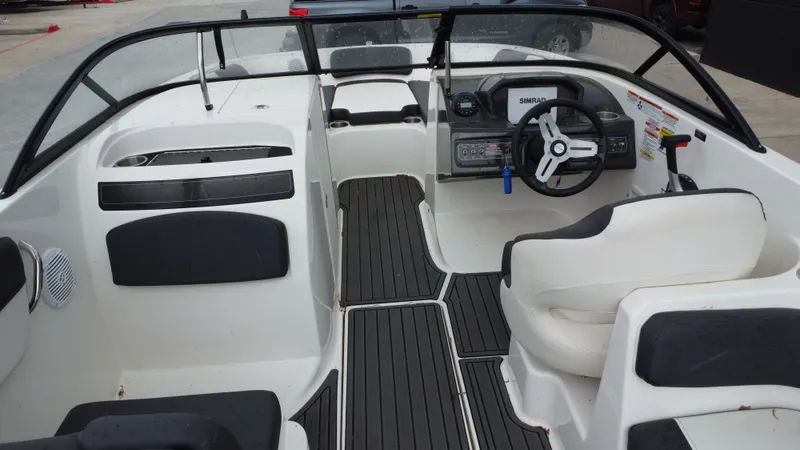 Slide: The Image of Bayliner VR6 2021 - 23