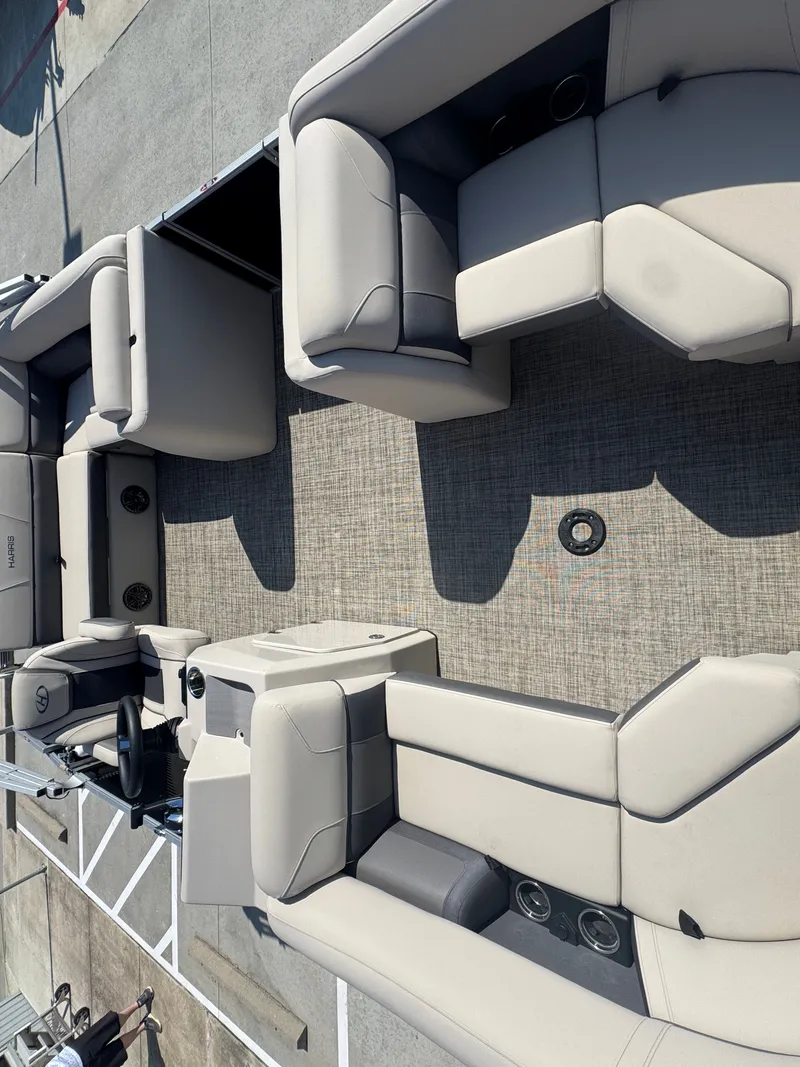 Slide: The Image of Harris Cruiser 210 2023 - 15