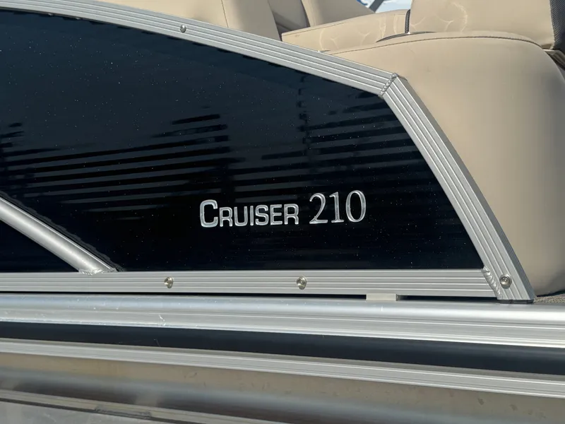 Slide: The Image of Harris Cruiser 210 2023 - 26