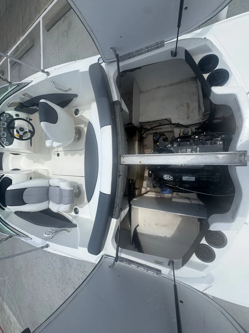 Slide: The Image of Sea Ray 185 Sport 2011 - 16