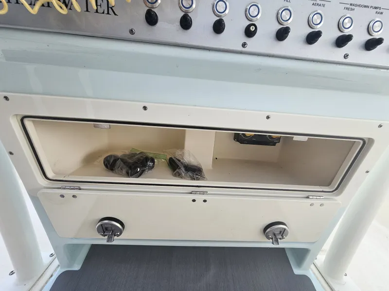 Slide: The Image of ShearWater 25 LTZ 2024 console with switches and storage compartment. - 19