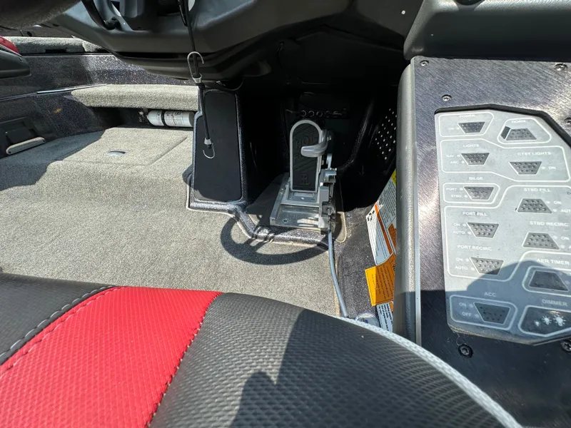 Slide: The Image of Skeeter FXR21 Apex 2021 - 22