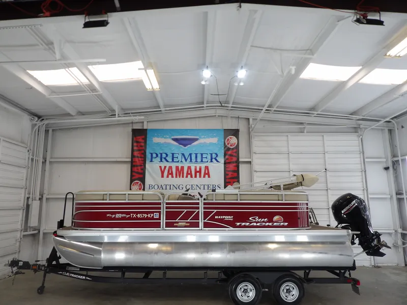 The Image of Sun Tracker Party Barge 20 DLX 2023 - 1