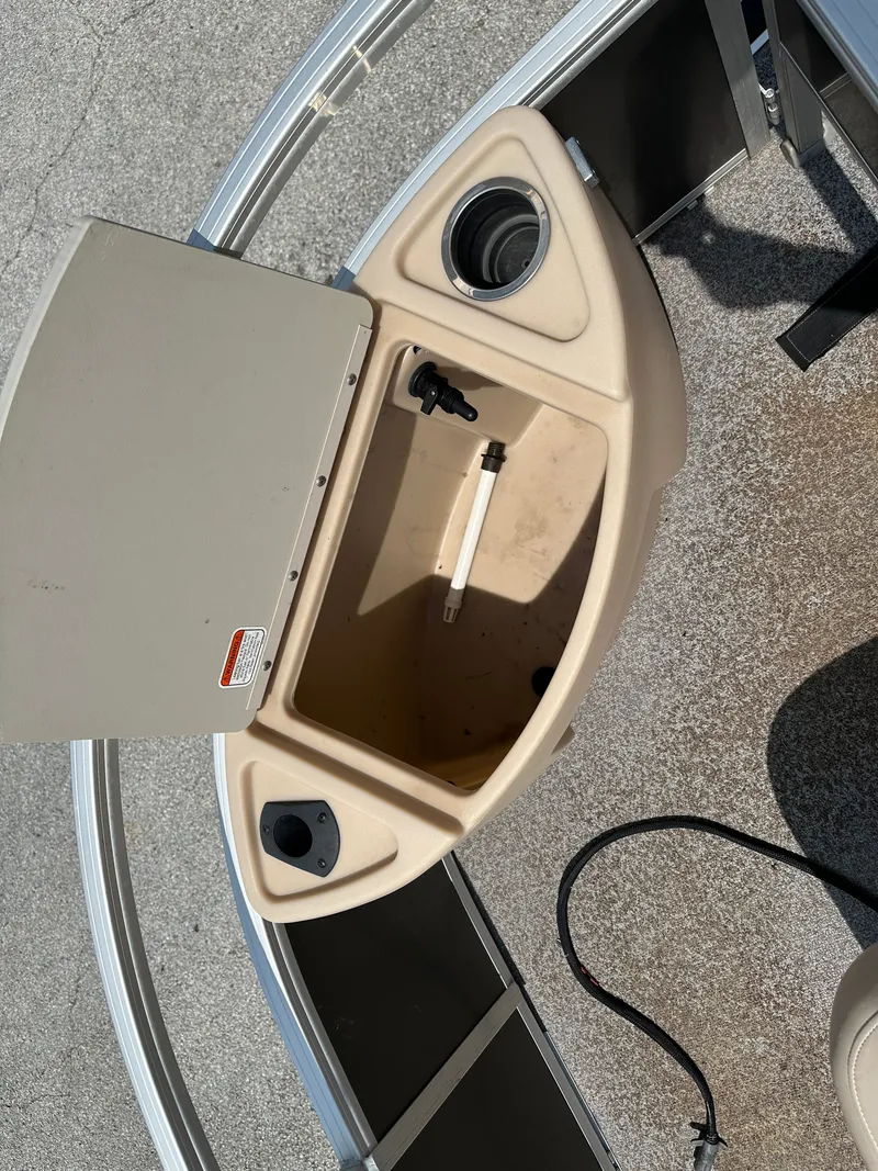 Slide: The Image of Sun Tracker Fishin' Barge 22 DLX 2016 - 10