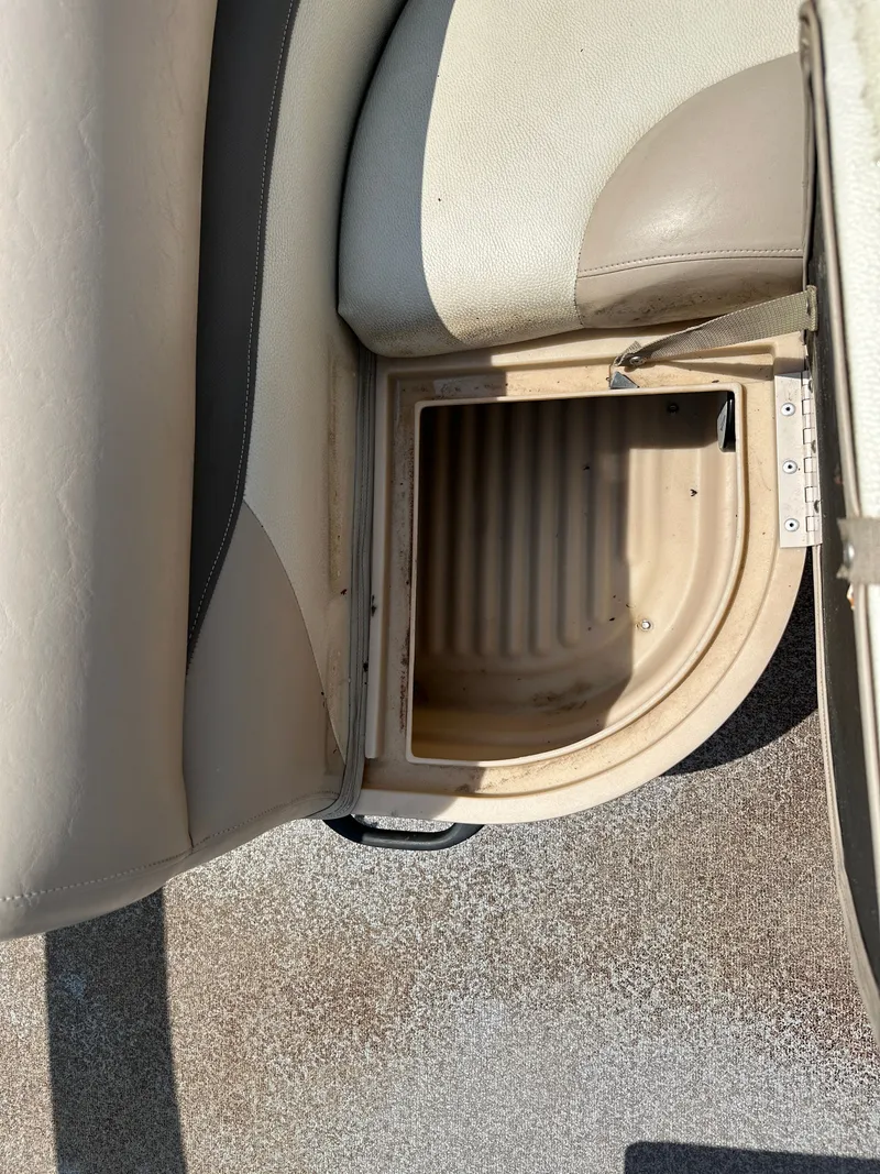 Slide: The Image of Sun Tracker Fishin' Barge 22 DLX 2016 - 12