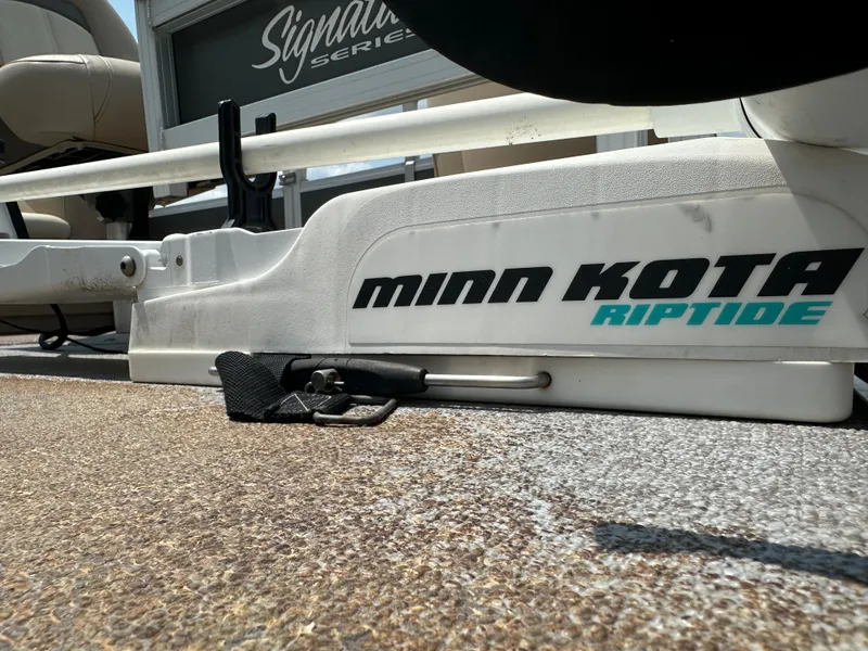 Slide: The Image of Sun Tracker Fishin' Barge 22 DLX 2016 - 14