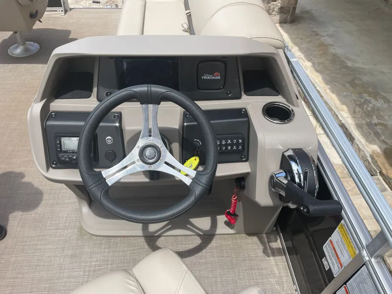 Slide: The Image of Sun Tracker SportFish 20 DLX 2024 - 23