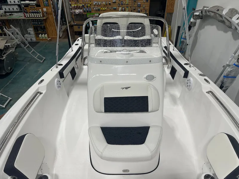 Slide: The Image of Tidewater 198 CC Adventure 2025 - 43