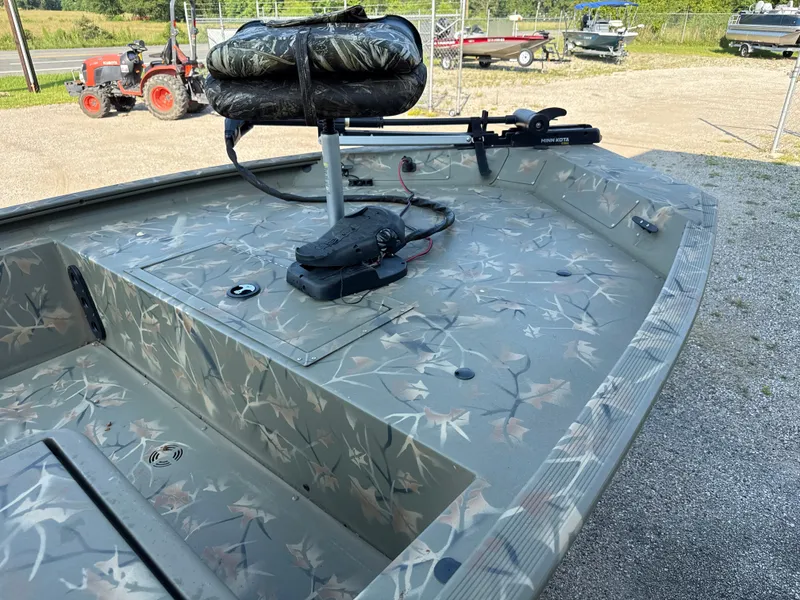 Slide: The Image of Tracker 1754SC 2023 - 13