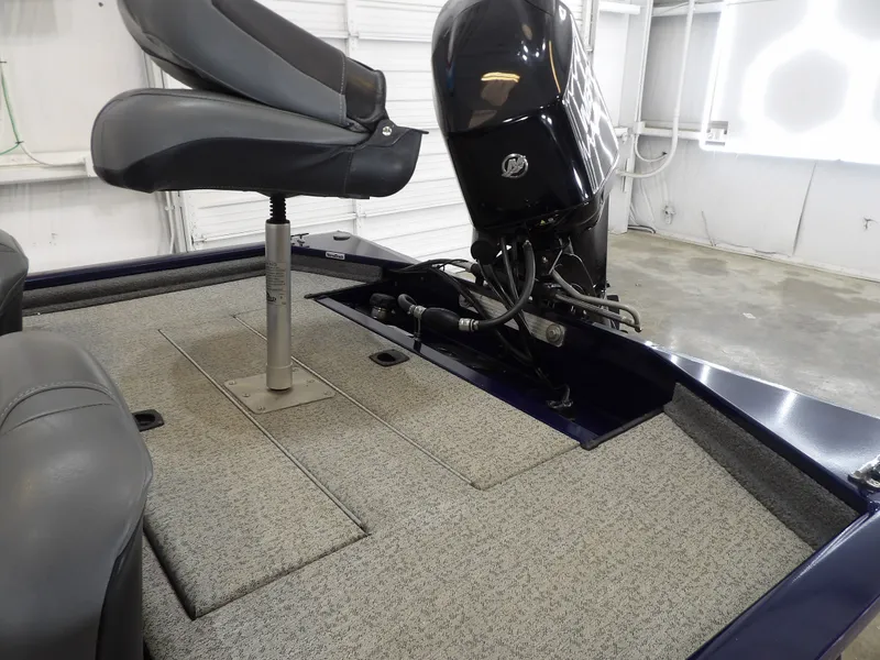 Slide: The Image of Tracker Pro 170 2020 - 15