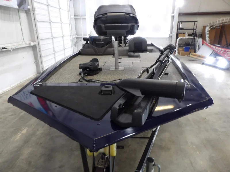 Slide: The Image of Tracker Pro 170 2020 - 5