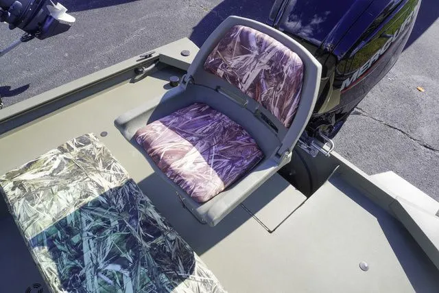 Slide: The Image of Tracker Grizzly 1860 MVX 2024 - 11