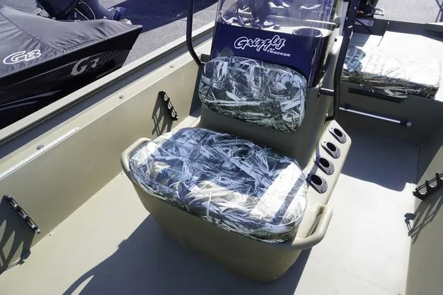 Slide: The Image of Tracker Grizzly 1860 MVX 2024 - 15