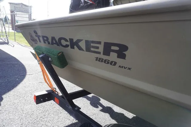 Slide: The Image of Tracker Grizzly 1860 MVX 2024 - 21