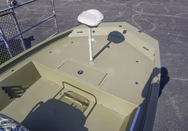 Slide: The Image of Tracker Grizzly 1860 MVX 2024 - 3