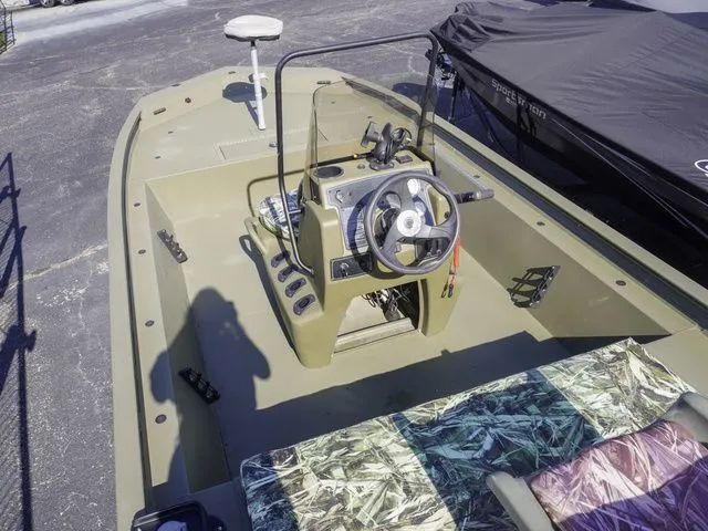 Slide: The Image of Tracker Grizzly 1860 MVX 2024 - 6