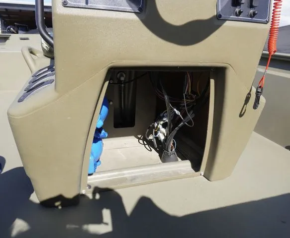 Slide: The Image of Tracker Grizzly 1860 MVX 2024 - 9