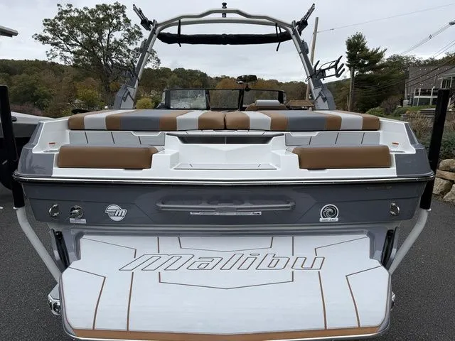 Slide: The Image of Malibu Wakesetter 21 LX 2026 - 11