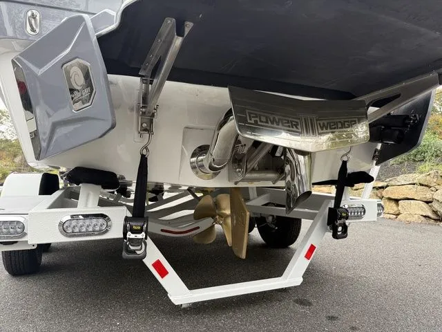 Slide: The Image of Malibu Wakesetter 21 LX 2026 - 12