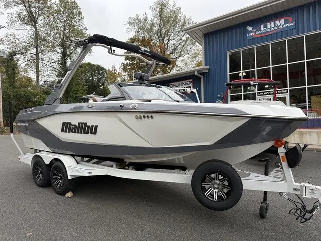 Slide: The Image of Malibu Wakesetter 21 LX 2026 - 13