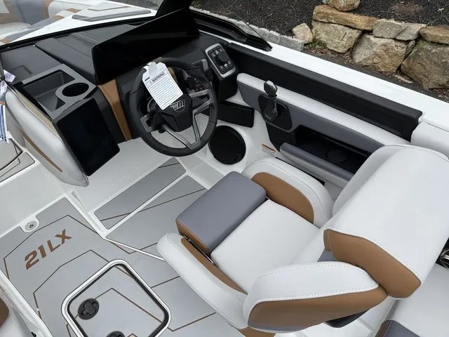 Slide: The Image of Malibu Wakesetter 21 LX 2026 - 5