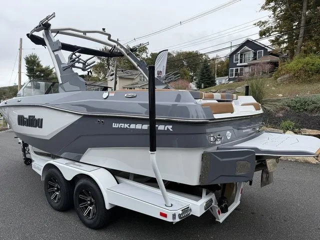 Slide: The Image of Malibu Wakesetter 21 LX 2026 - 7