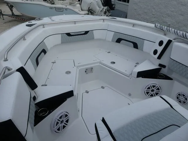 Slide: The Image of Blackfin 272 CC 2026 - 18