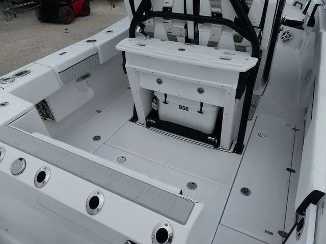 Slide: The Image of Blackfin 272 CC 2026 - 7