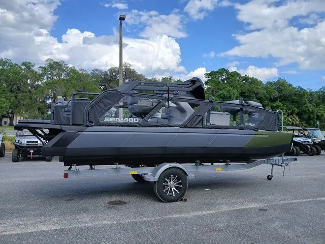 Slide: The Image of Sea-Doo Switch Fish™ 21 - 230 hp Galvanized 2026 - 10