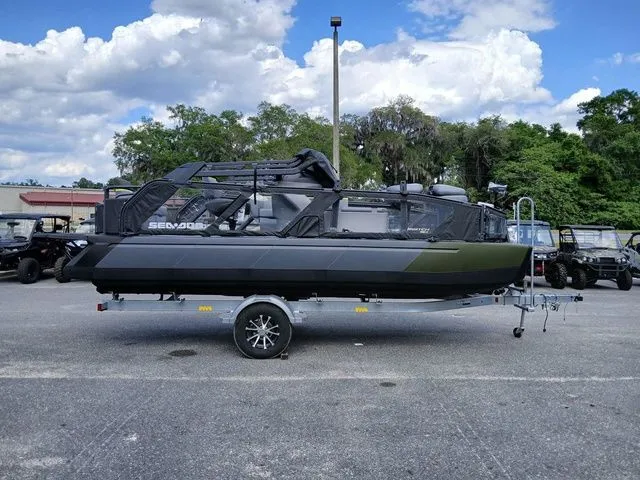 Slide: The Image of Sea-Doo Switch Fish™ 21 - 230 hp Galvanized 2026 - 11