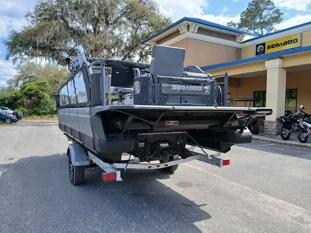 Slide: The Image of Sea-Doo Switch Fish™ 21 - 230 hp Galvanized 2026 - 12