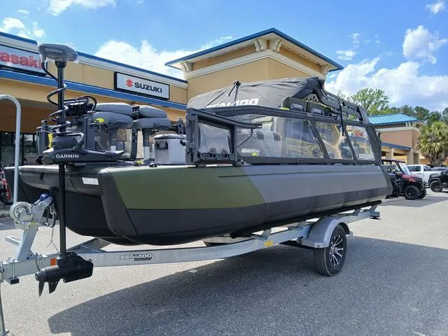 Slide: The Image of Sea-Doo Switch Fish™ 21 - 230 hp Galvanized 2026 - 19