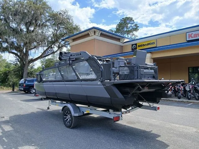 Slide: The Image of Sea-Doo Switch Fish™ 21 - 230 hp Galvanized 2026 - 4