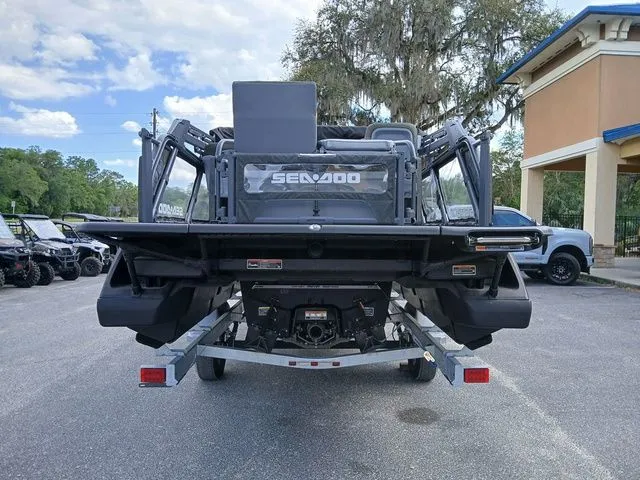 Slide: The Image of Sea-Doo Switch Fish™ 21 - 230 hp Galvanized 2026 - 6