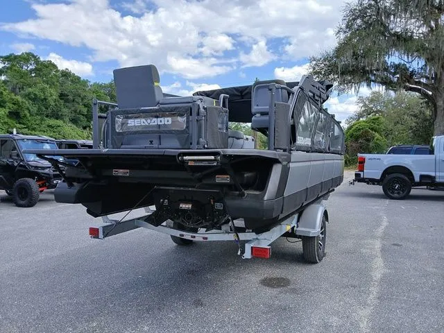 Slide: The Image of Sea-Doo Switch Fish™ 21 - 230 hp Galvanized 2026 - 7