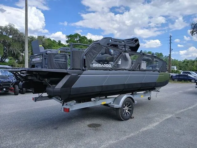 Slide: The Image of Sea-Doo Switch Fish™ 21 - 230 hp Galvanized 2026 - 8