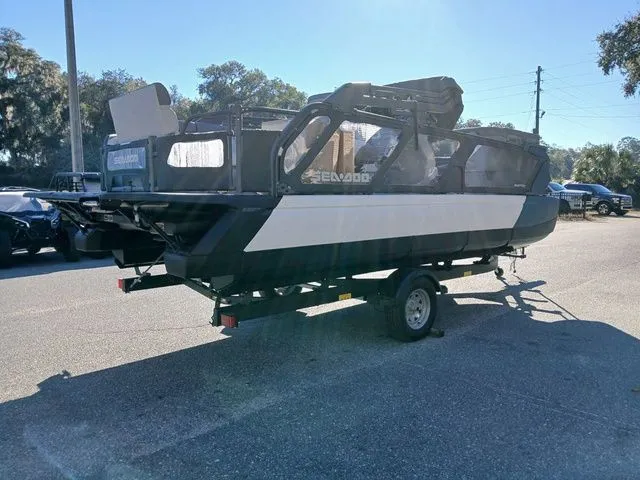 Slide: The Image of Sea-Doo Switch Cruise™ 21 - 230 Hp Painted 2026 - 7