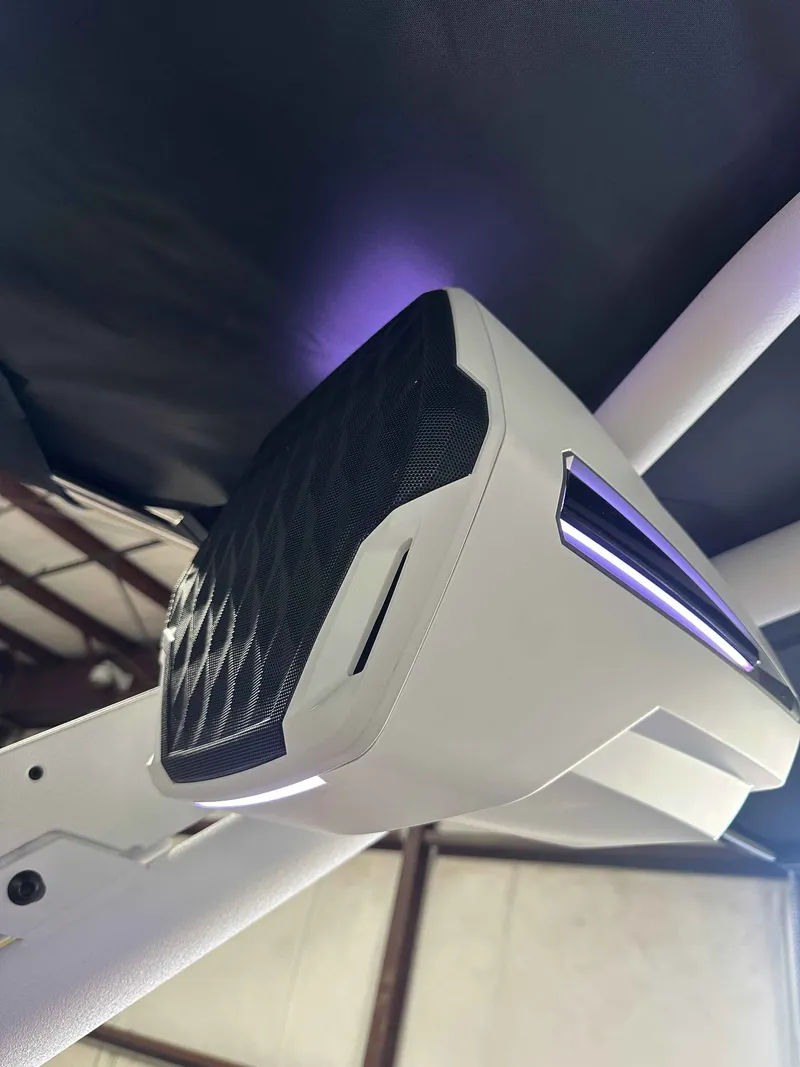 Slide: The Image of Malibu Wakesetter 23 LSV 2026 - 11