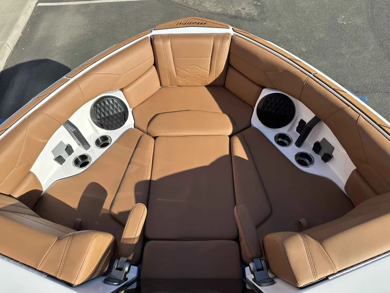 Slide: The Image of Malibu Wakesetter 23 LSV 2026 - 12